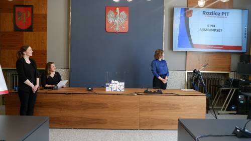Zdjęcie przedstawia procedurę losowania w Loterii PIT 2023 w Pruszczu Gdańskim.